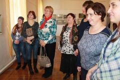 Посетители на выставке молодых художников в музее.
