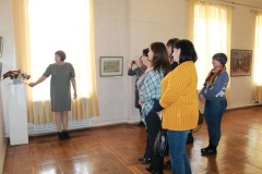 Директор музея Любовь Ивановна Капшурова знакомит посетителей с работами художников представленных н