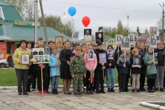 Учащиеся школ  около памятника "Журавли"